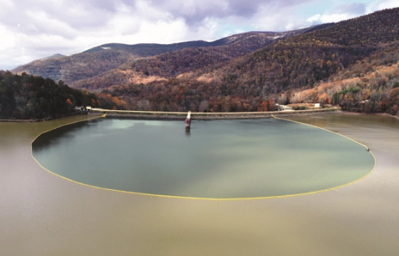 circular floating turbidity barrier in reservoir